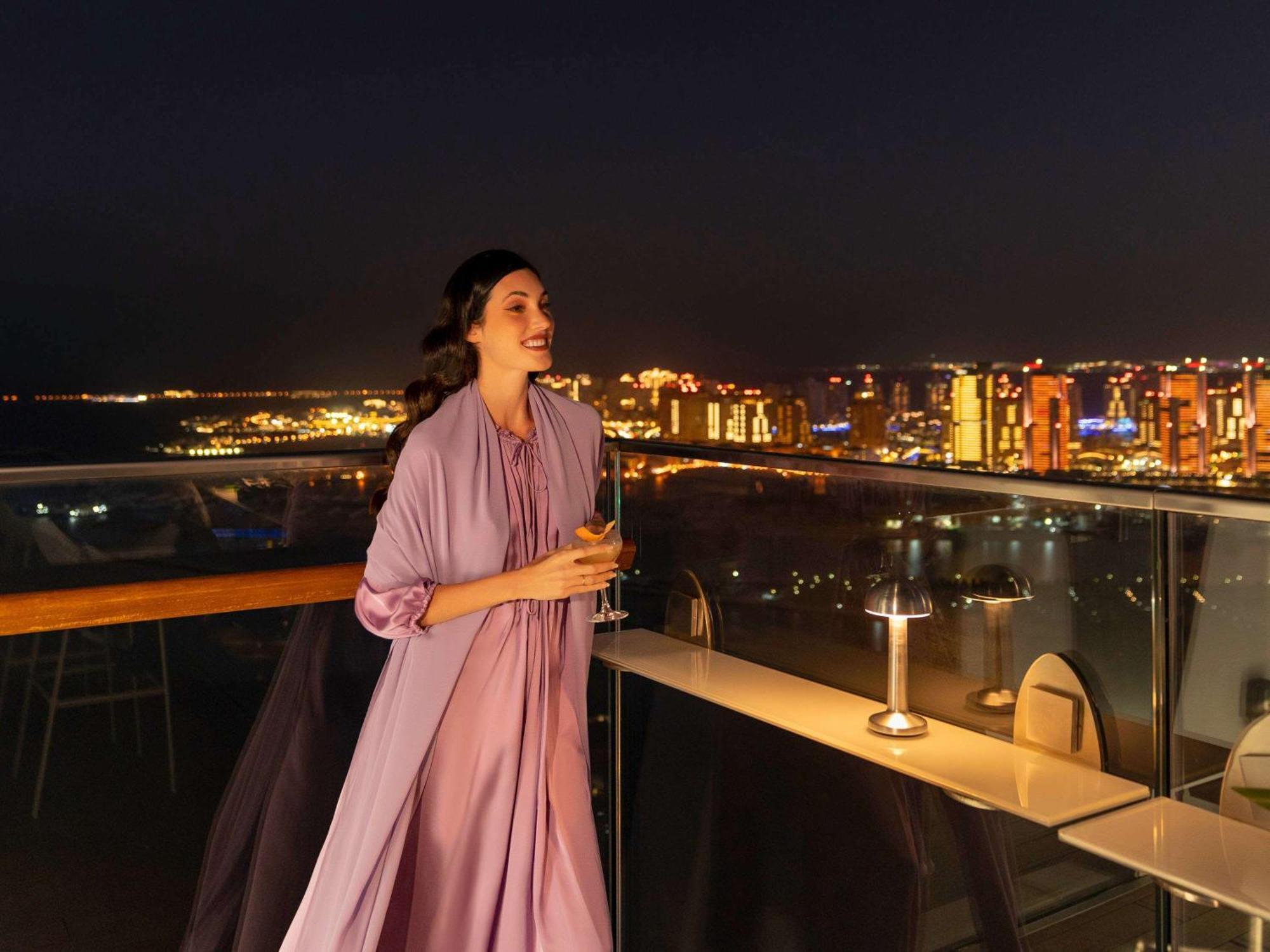 فندق Fairmont Doha Lusail المظهر الخارجي الصورة A woman wearing an abaya