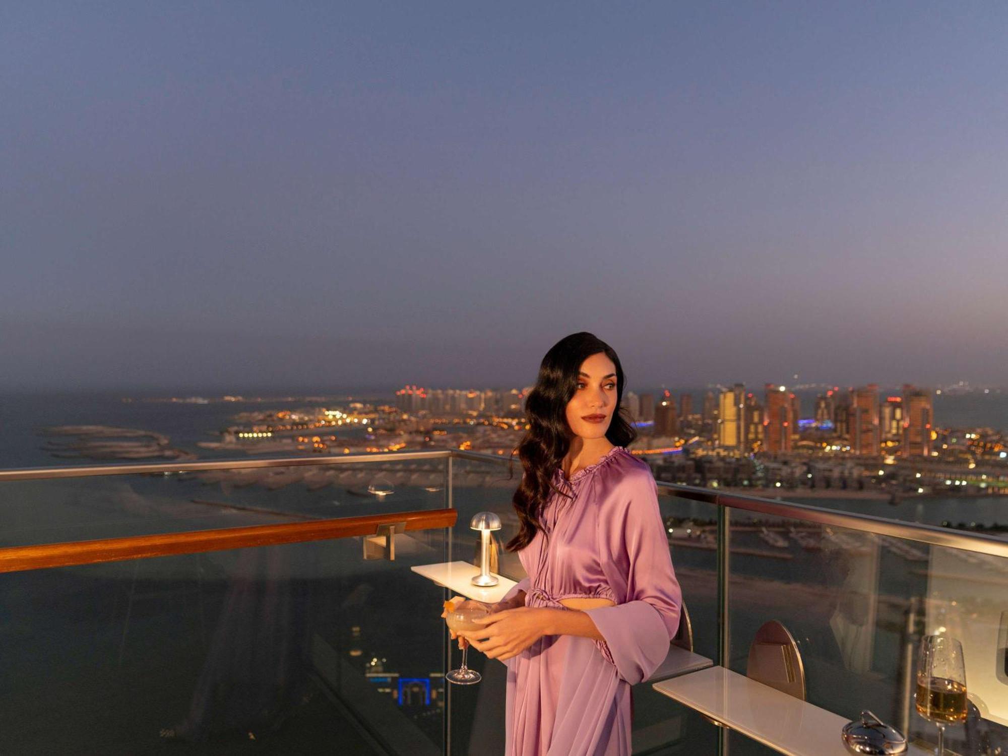 فندق Fairmont Doha Lusail المظهر الخارجي الصورة A woman in Dubai