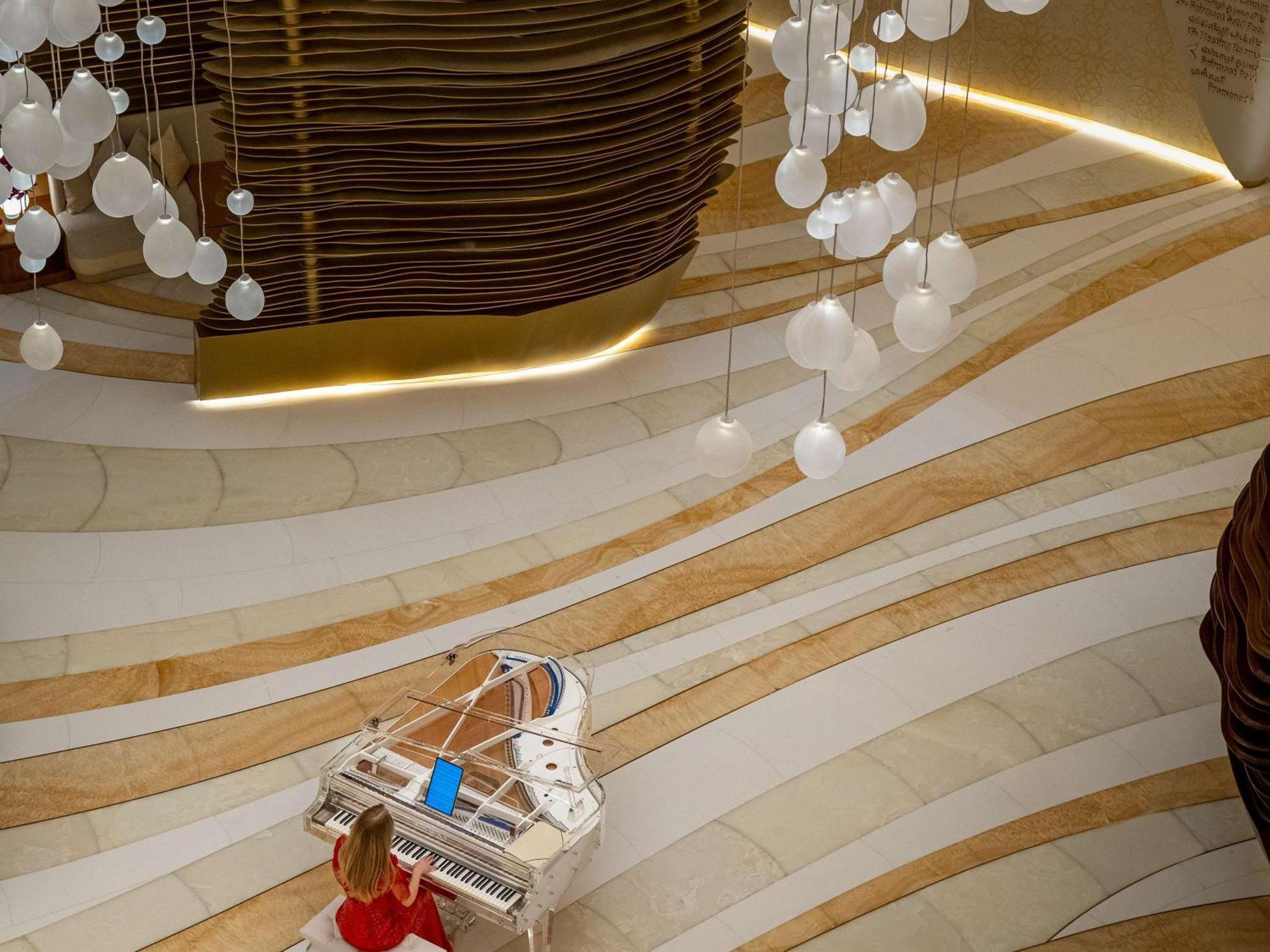 فندق Fairmont Doha Lusail المظهر الخارجي الصورة The piano in the lobby
