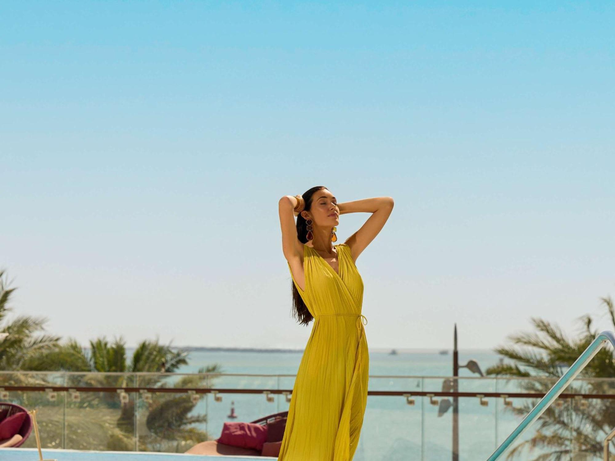 فندق Fairmont Doha Lusail المظهر الخارجي الصورة A woman in a yellow dress