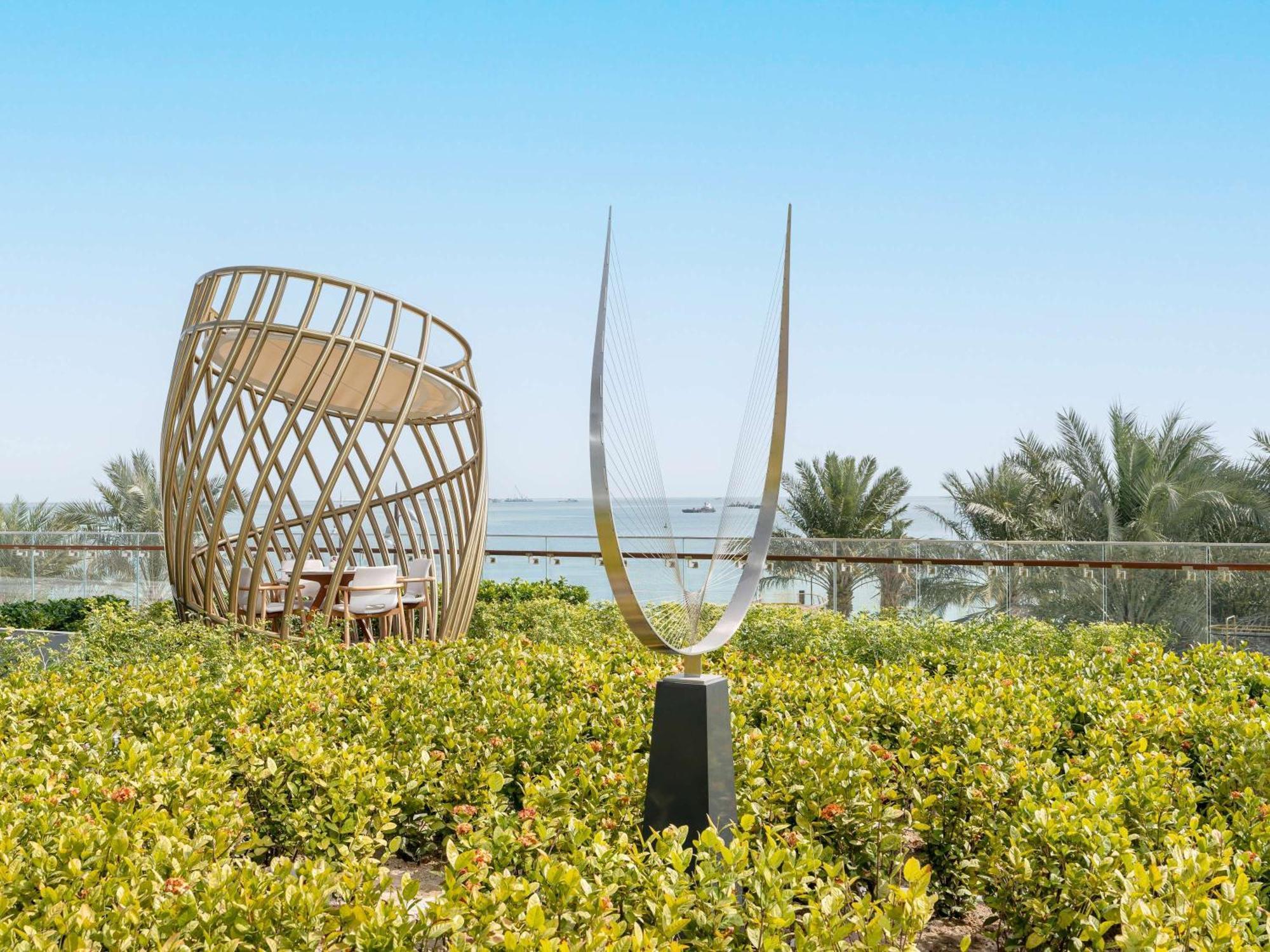 فندق Fairmont Doha Lusail المظهر الخارجي الصورة The sculpture "The Spirit of the Sea" by the artist Yaacov Agam