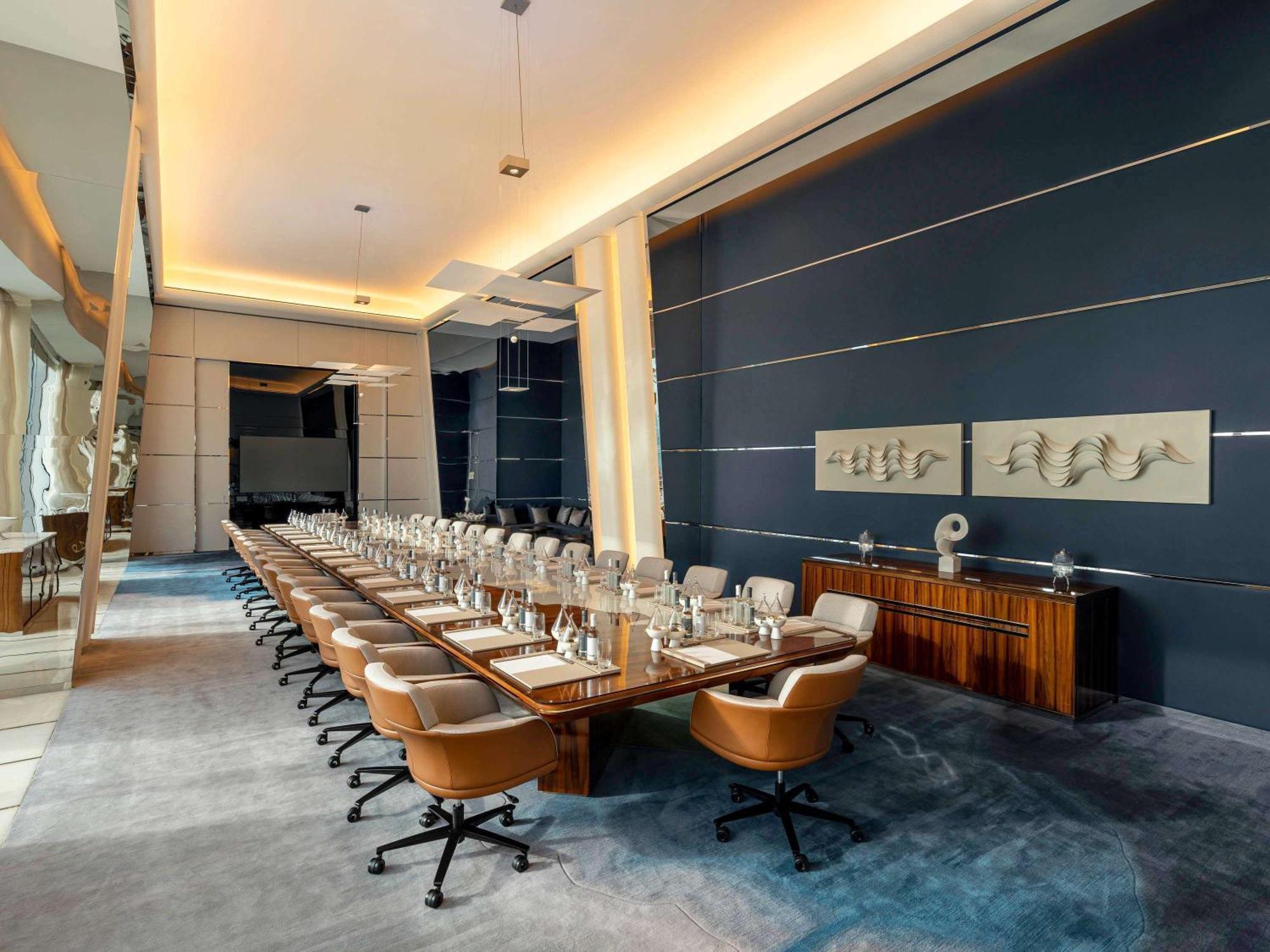 فندق Fairmont Doha Lusail المظهر الخارجي الصورة The boardroom at the Four Seasons Hotel, London