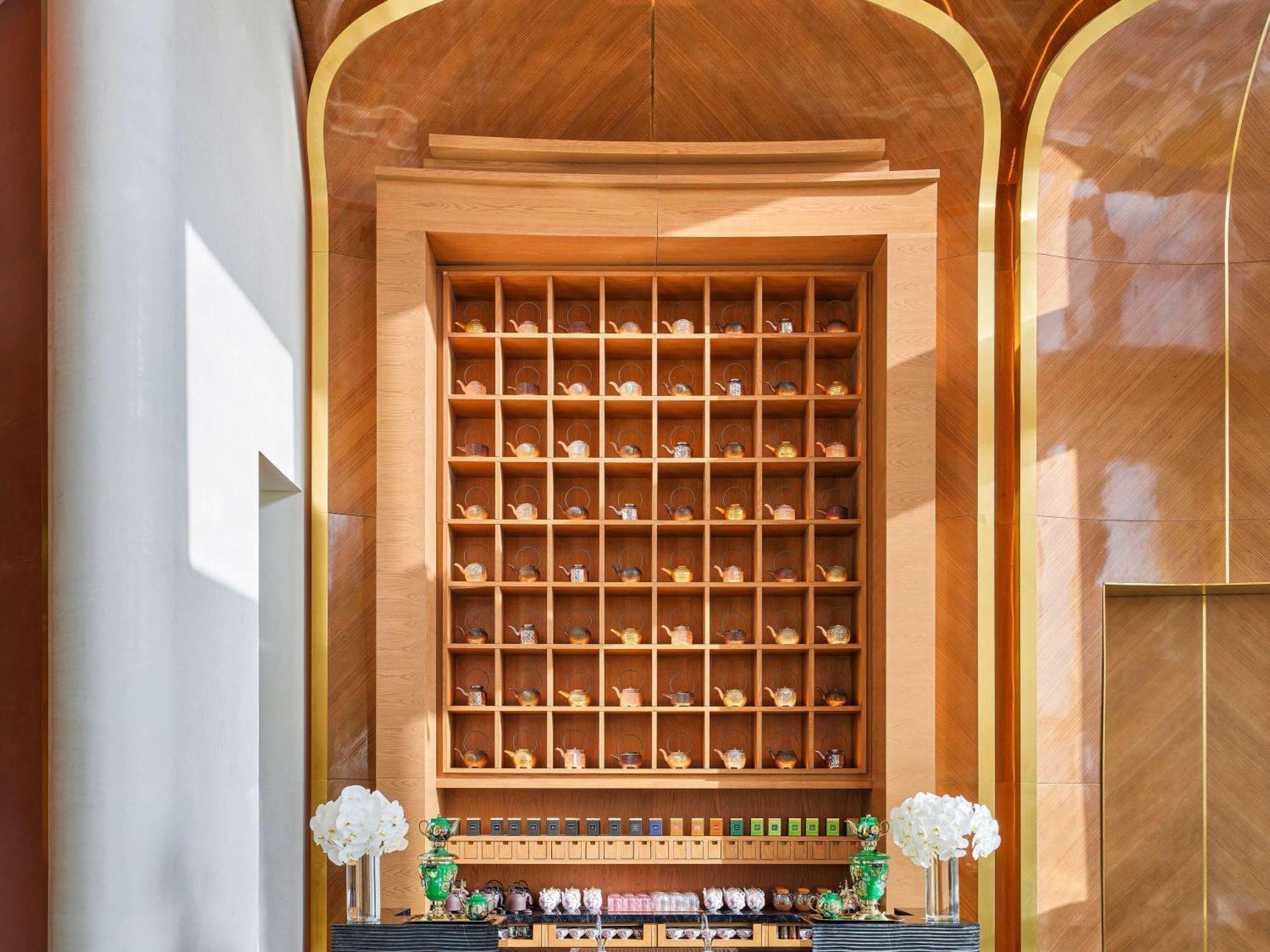 فندق Fairmont Doha Lusail المظهر الخارجي الصورة A bell desk at the Mandarin Oriental, Hong Kong