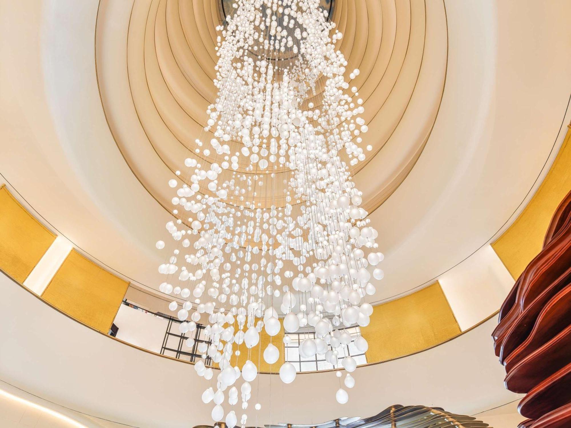 فندق Fairmont Doha Lusail المظهر الخارجي الصورة The chandelier at the lobby