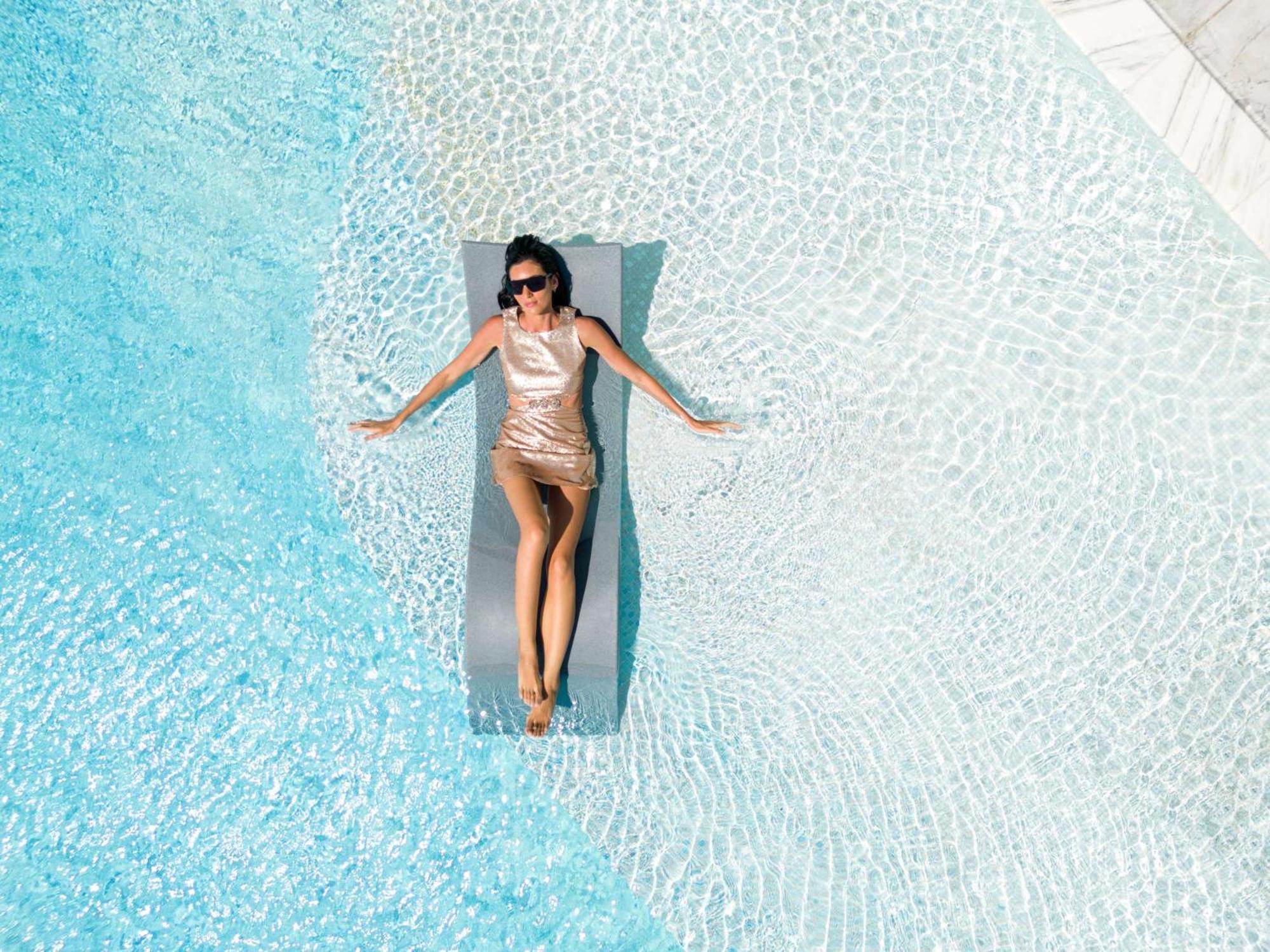 فندق Fairmont Doha Lusail المظهر الخارجي الصورة A woman sunbathing