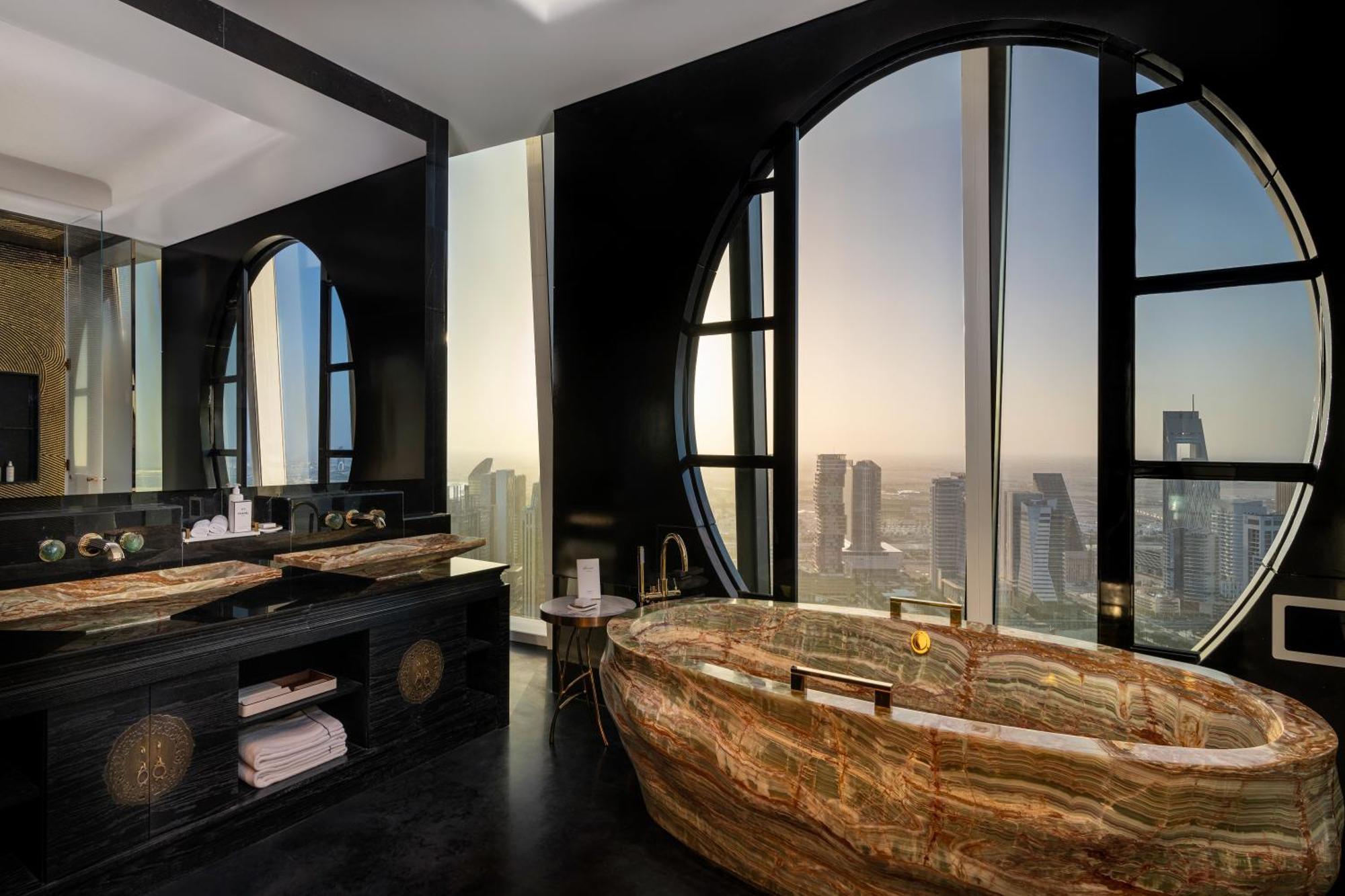فندق Fairmont Doha Lusail الغرفة الصورة The bathroom of a suite
